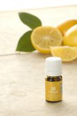 Эфирное масло лимона Young Living Lemon (Citrus limon) 562508 натуральное, для поддержки сердечно-сосудистой системы 5мл