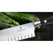 Кухонный кованый профессиональный нож Santoku Victorinox 7.7323.17G в подарочной упаковке