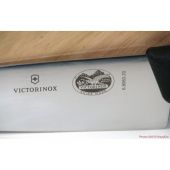 Шеф-нож Victorinox 6.8063.20G SwissClassic 20 см чёрный в подарочной упаковке